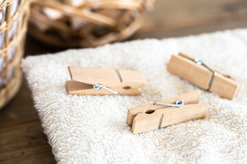 タオルと木製の洗濯ばさみ　洗濯のイメージ写真