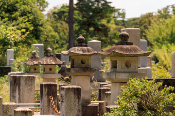 墓地の石の灯籠