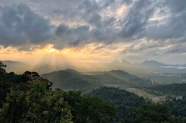 Fototapeta na wymiar sunrise in the mountains