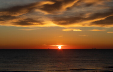 Obraz na płótnie Canvas a beautiful sunset on the sea
