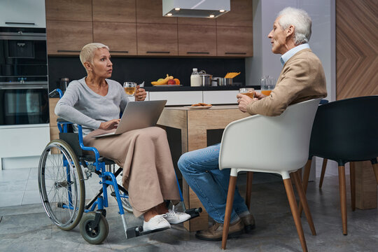 Emotional married couple discussing their family budget