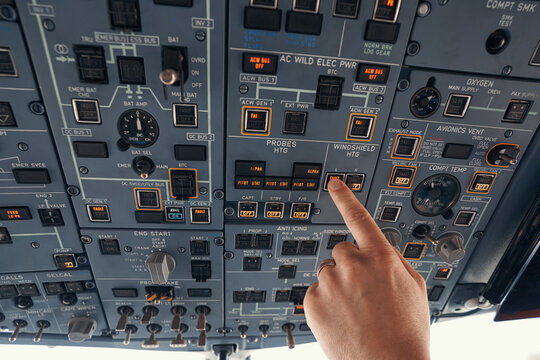 Pilot toggling switch for windshield heating in cockpit