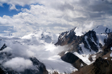 Fototapeta na wymiar Stunning view with snowy mountains.