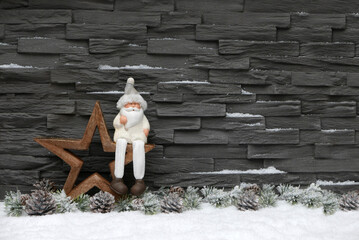 Weihnachtshintergrund: Nikolaus auf einem Stern sitzend.