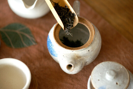 Leaf tea table