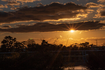 川岸から眺める美しい夕日
