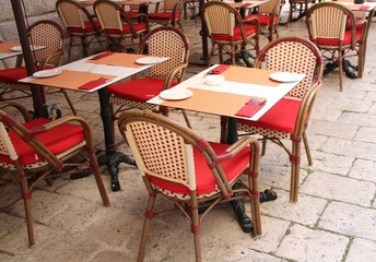 leere Stühle und Tische Bänke in Restaurant Bar Cafe ohne Gäste