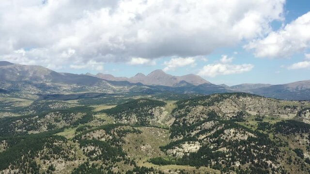 survol d'un lac de montagne et des forets dans les Pyr&eacute;n&eacute;es-Orientales, sud de la France, parc naturel des Bouillouses	