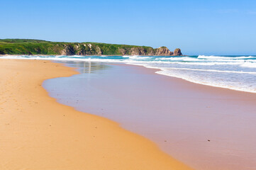 Woolamai Surf Beach is 4.2 km long and due to the westerly winds it has persistently  moderate to...