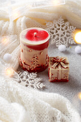 Obraz na płótnie Canvas Christmas decorative candles on a white knitted background.