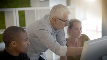 Obraz premium team of three people working on a training