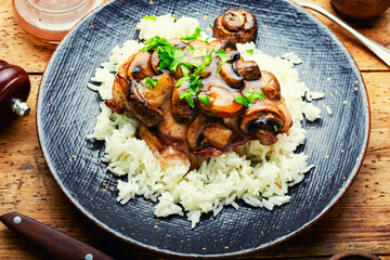 Chicken with mushroom sauce.