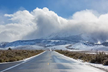 Selbstklebende Fototapeten Road in winter mountains © Galyna Andrushko