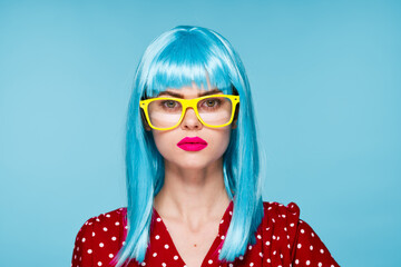 Obraz premium cheerful woman purple hair yellow glasses fashion glamor