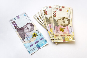 New banknotes with a face value of 100 and 1000 hryvnia.