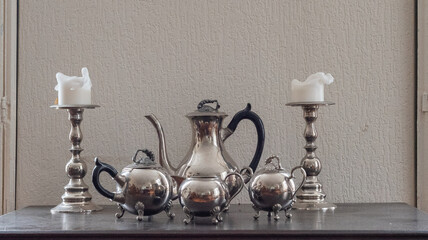 Obraz na płótnie Canvas Classic set of tea pots on wooden table