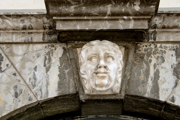 Dettaglio protome a testa di uomo