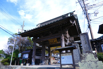 古都鎌倉にある、比企能員ゆかりの古刹、妙本寺の総門