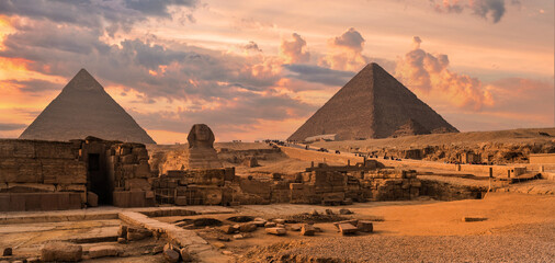 Sphinx and pyramids on the Giza plateau - obrazy, fototapety, plakaty