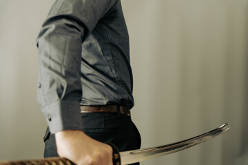 日本刀を構えるスーツの男性