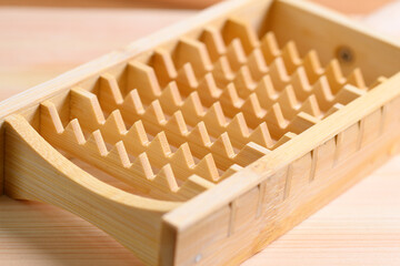 竹製の鬼おろし器の刃のクローズアップ