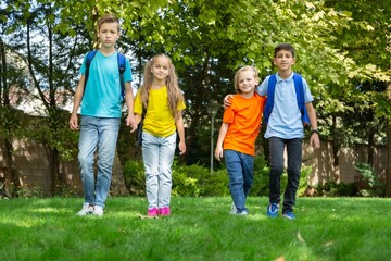 Obraz premium Group of kids with schoolbag on park outdoor