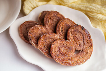 Crispy Pie, Heart or Butterfly Shape, Cocoa Flavor