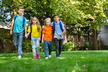 Obraz premium Group of kids with schoolbag on park outdoor