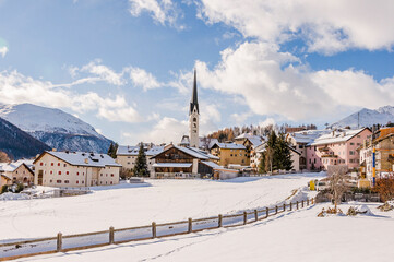 Zuoz, Dorf, Oberengadin, Engadiner Dorf, Kirche, San Luzi, Graubünden, Alpen, Inn, Fluss, Engadiner Häuser, Wanderweg, Landwirtschaft, Winter, Wintersport, Winterwanderweg, Schweiz