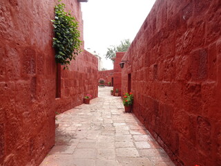 Fototapeta na wymiar [Peru] Reddish brown color building and cobblestone road in Monastery of Santa Catalina de Siena (Arequipa)