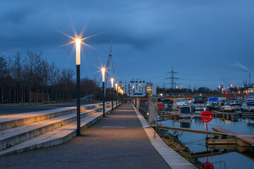Fototapeta na wymiar Abend an der Hafenpromenade in Gelsenkichen am Rhein-Herne-Kanal mit Strassenbeleuchtung