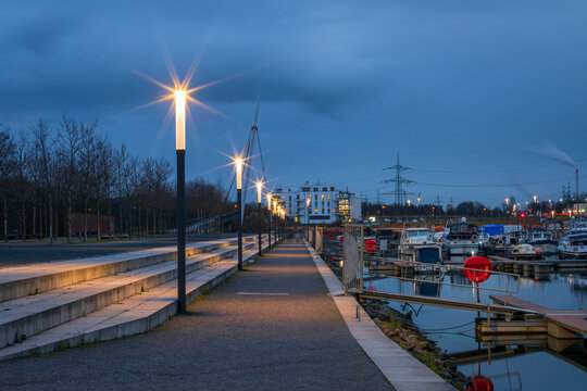 Abend an der Hafenpromenade in Gelsenkichen am Rhein-Herne-Kanal mit Strassenbeleuchtung