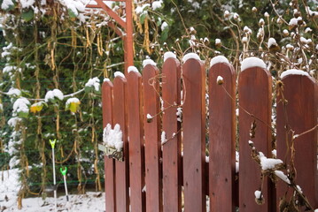 Obraz premium Wooden wicket in the backyard in winter