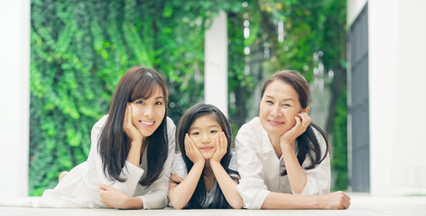 頬杖をつく爽やかな三世代の女性　ファミリーイメージ