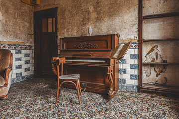Vieux piano dans une maison 
