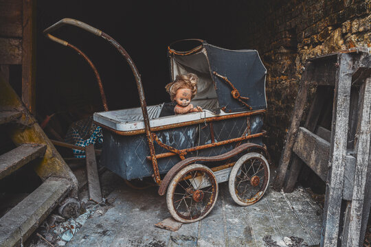 Vieille poussette avec un poup&eacute;e 