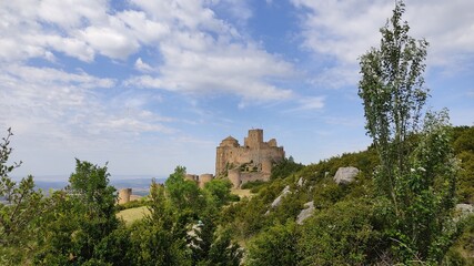 Paisaje de castillo en mitad de la naturaleza