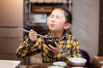 食事を味わう少女