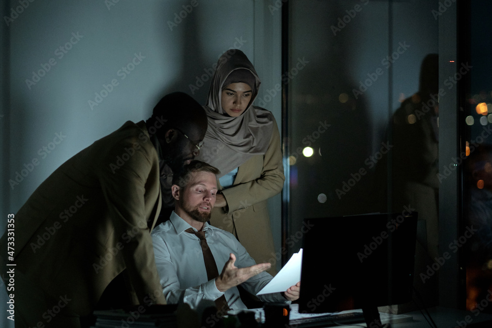Poster Confident economist showing financial document to colleagues and explaining them data that it contains