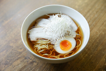 半熟卵の入った中華そば、ラーメン
