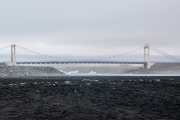 Brücke über den Fluss Jökulsá á Breiðamerkursandi im südosten von Island, der die Gletscherlagune Jökulsárlón vom offenen Meer den Atlantik trennt.