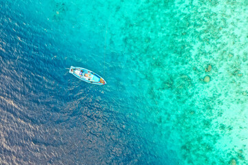 Luftaufnahme, kleines Fischerboot am einem Riff, Laviyani Atoll, Malediven, Indischer Ozean,