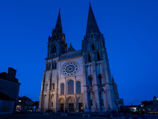 Extérieur de la cathédrale de Chartres à l'heure bleue