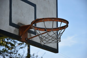 Aro de baloncesto y tablero, de parque con fondo de cielo azul 