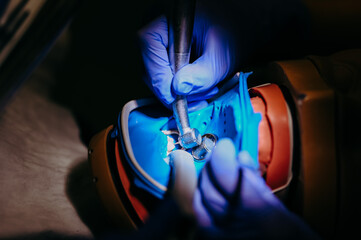 Koferdam założony na fantoma © rozentuzjazmowany