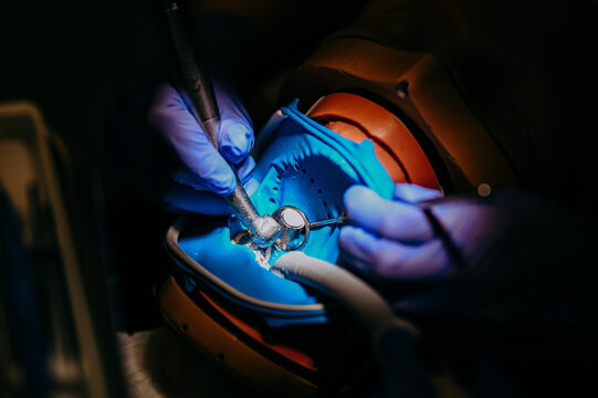 Koferdam założony na fantoma