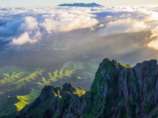 阿蘇山山頂高岳の朝焼けの光を浴びて