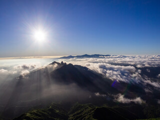 阿蘇山山頂から朝日を浴びる根子岳を望む