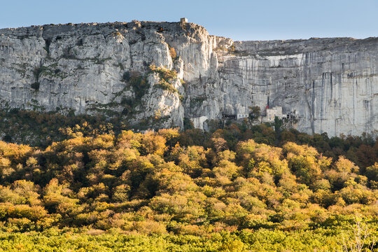 Falaise calcaire avec grotte de Sainte-Marie Madeleine dans le massif de la Sainte Beaume en automne