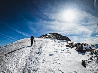 Bergsteiger steigt &uuml;ber Gletscher nach oben, Similaun